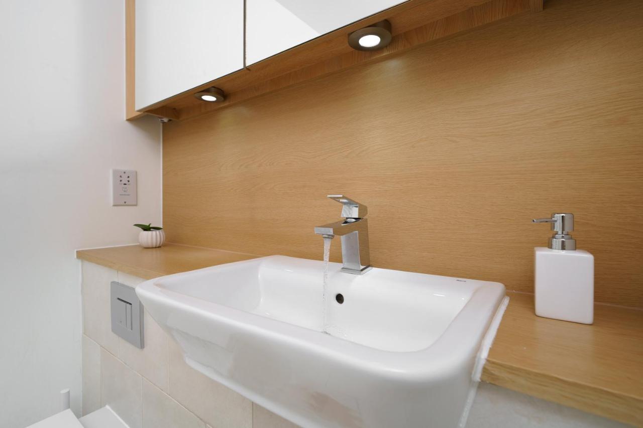 Stylish Fully-Equipped One Bedroom Apartment With Extra Sofa Bed, Free Secure Parking, Onsite Gym, 24Hr Security & Concierge Londen Buitenkant foto