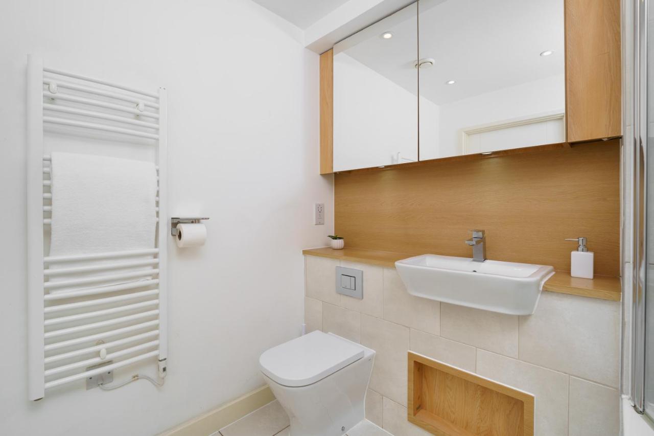 Stylish Fully-Equipped One Bedroom Apartment With Extra Sofa Bed, Free Secure Parking, Onsite Gym, 24Hr Security & Concierge Londen Buitenkant foto
