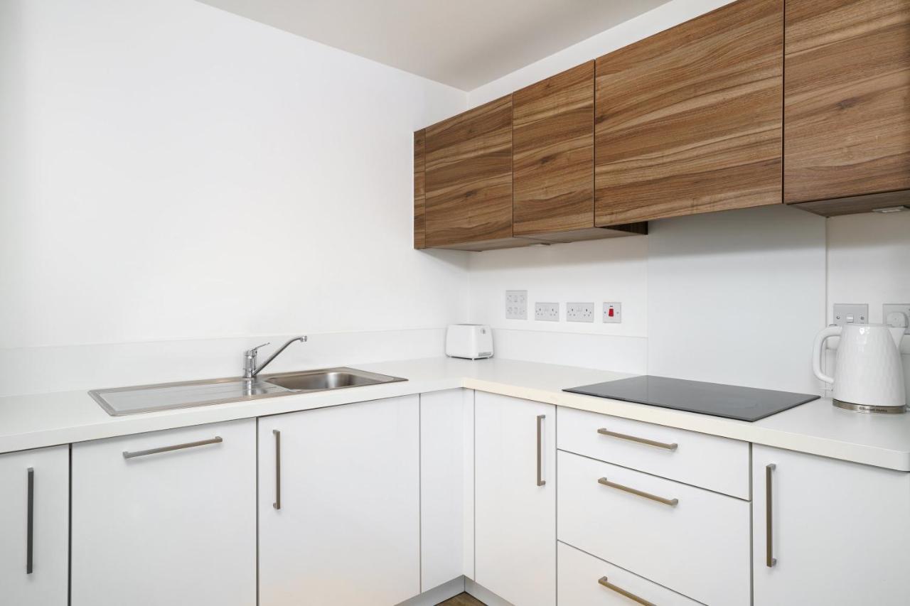 Stylish Fully-Equipped One Bedroom Apartment With Extra Sofa Bed, Free Secure Parking, Onsite Gym, 24Hr Security & Concierge Londen Buitenkant foto