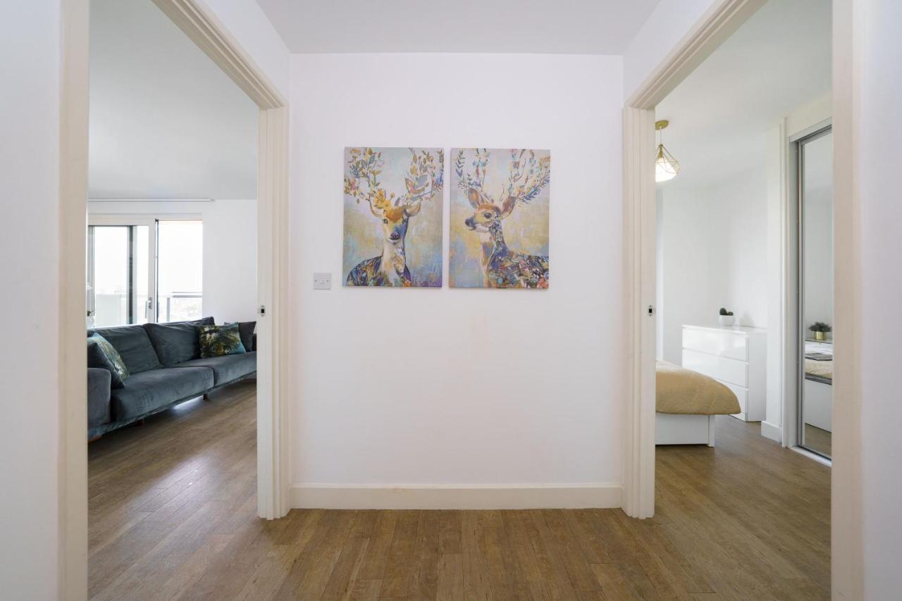 Stylish Fully-Equipped One Bedroom Apartment With Extra Sofa Bed, Free Secure Parking, Onsite Gym, 24Hr Security & Concierge Londen Buitenkant foto