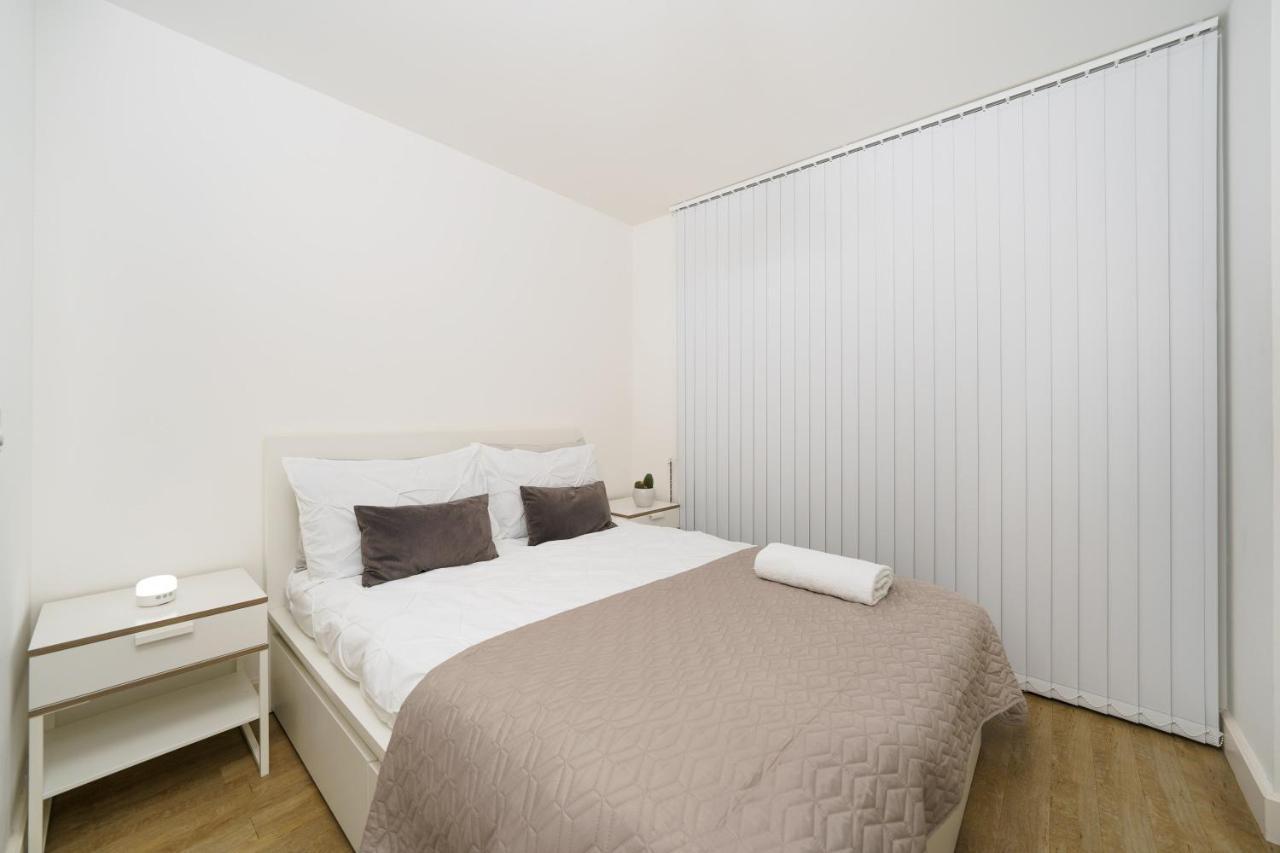 Stylish Fully-Equipped One Bedroom Apartment With Extra Sofa Bed, Free Secure Parking, Onsite Gym, 24Hr Security & Concierge Londen Buitenkant foto