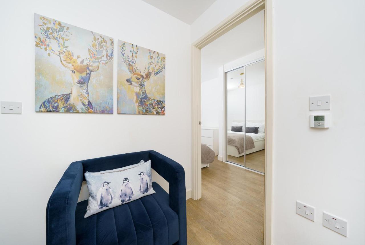 Stylish Fully-Equipped One Bedroom Apartment With Extra Sofa Bed, Free Secure Parking, Onsite Gym, 24Hr Security & Concierge Londen Buitenkant foto