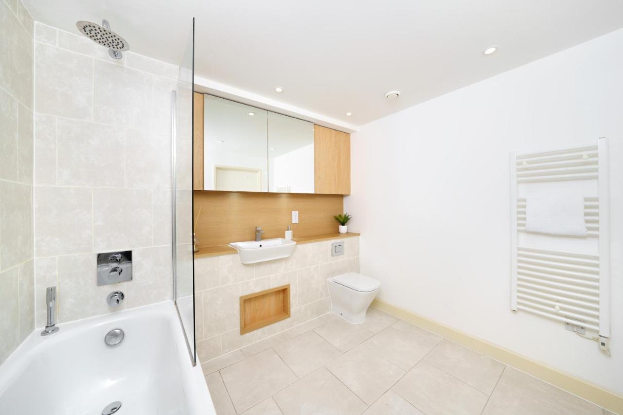 Stylish Fully-Equipped One Bedroom Apartment With Extra Sofa Bed, Free Secure Parking, Onsite Gym, 24Hr Security & Concierge Londen Buitenkant foto